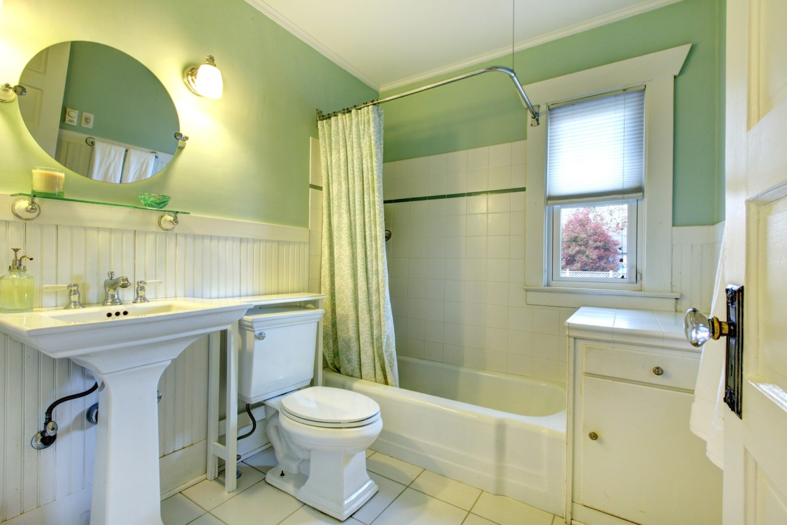 Ванная комната с покрашенными стенами