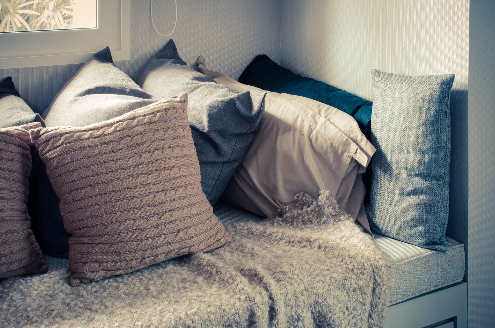 Комната кровать с кучей подушек